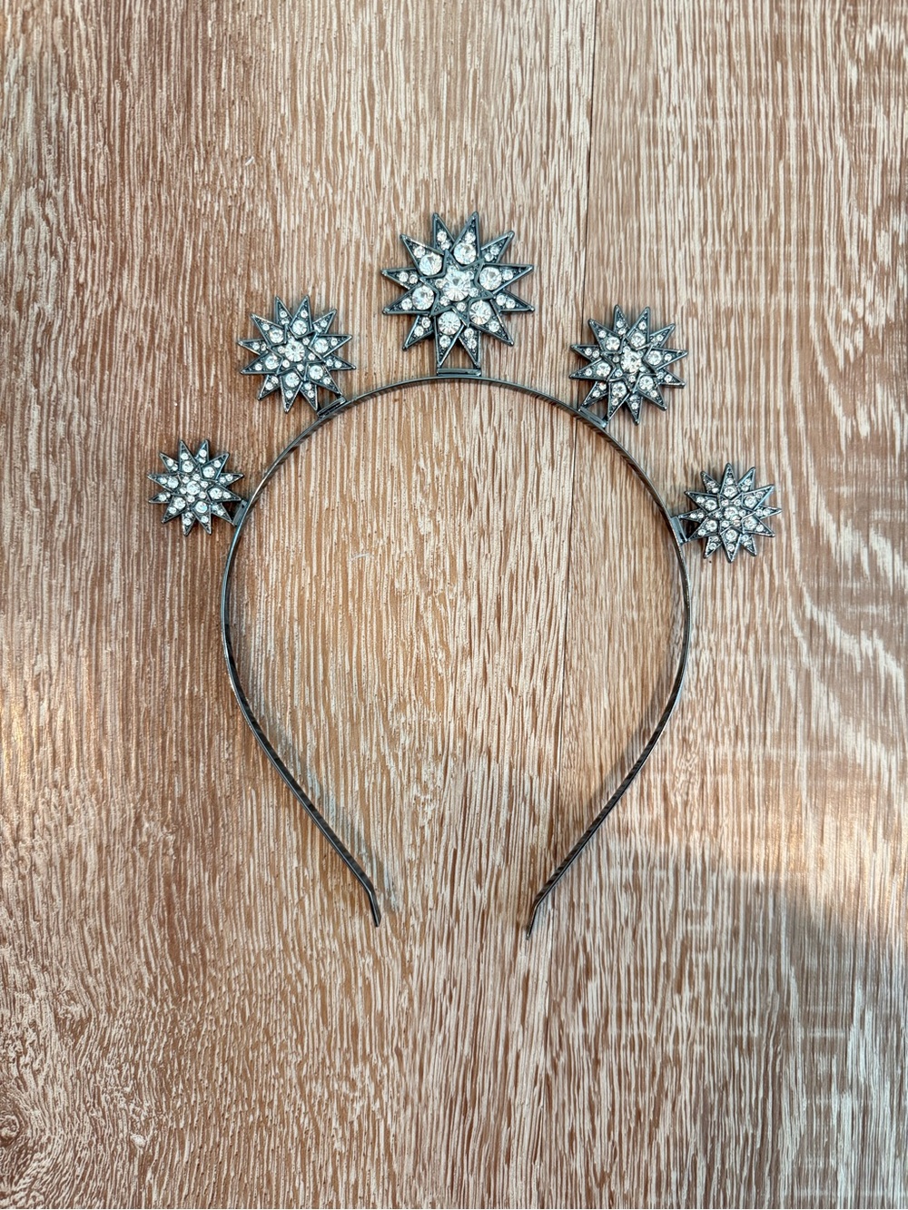 American Eagle sparkly headband
Great condition